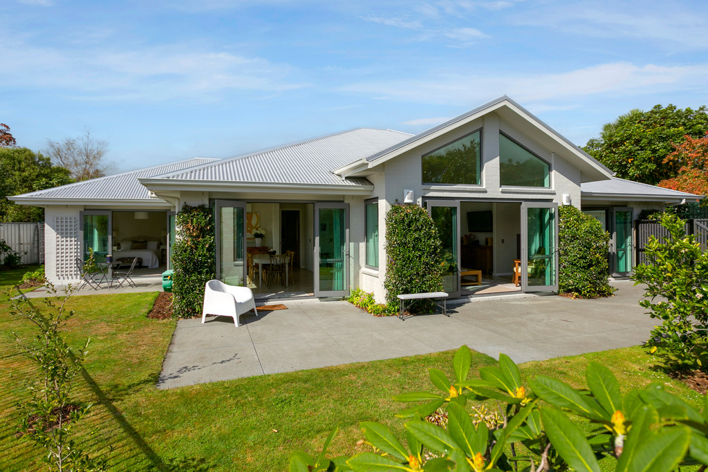 Secluded Modern Retreat In Acacia Bay