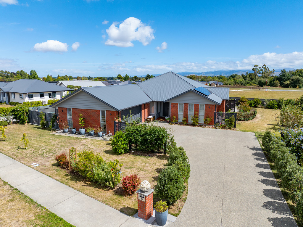 Appealing Home in Exclusive Cashmere Oaks