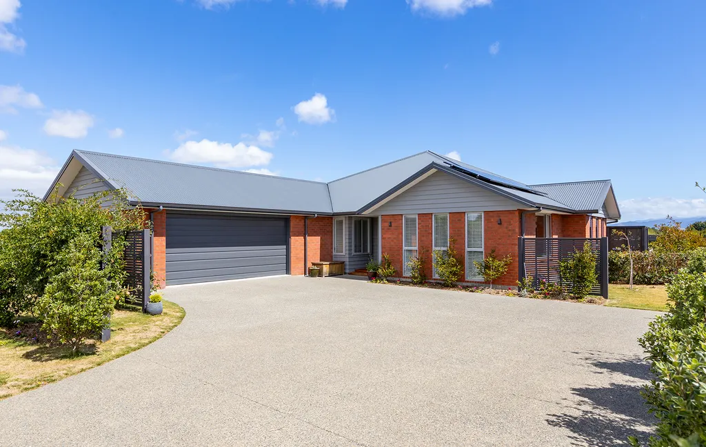 Appealing Home in Exclusive Cashmere Oaks