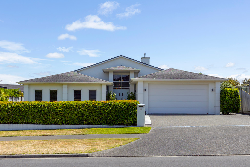 Private, Secure and Sunny in Botanical Heights