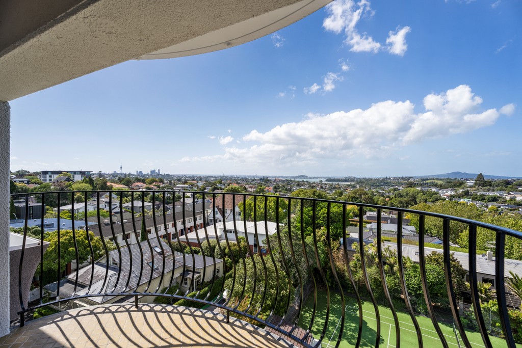 Spectacular Views and Sun-Drenched Living