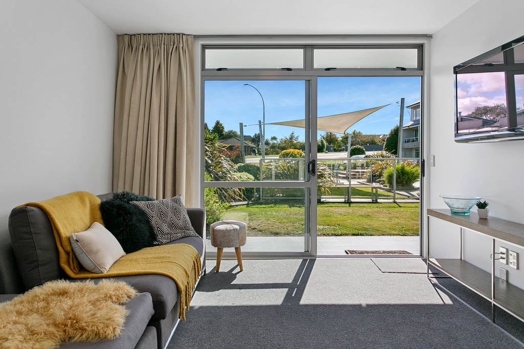 Lakeside Gem: Your Modern Retreat