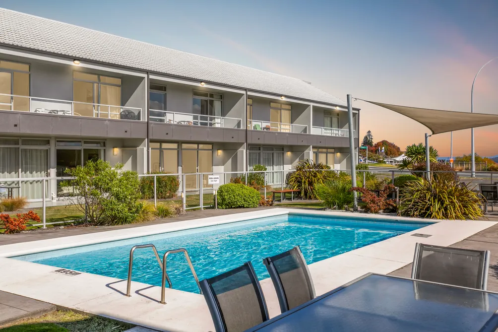 Lakeside Gem: Your Modern Retreat