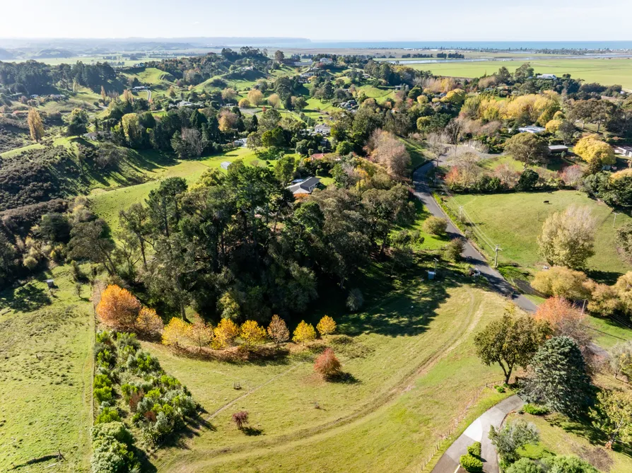 Sun-drenched Lifestyle, Minutes from Town