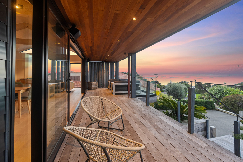 Chic Masterclass in Island Living