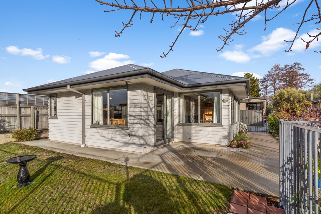 Very modern in Burwood! NOT an Over 50's or 60's