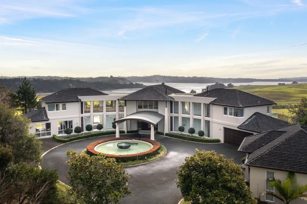 Luxury Lifestyle-Acreage, 2x Homes & Sea Views