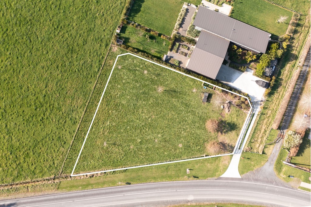 2,000m2 section in Clevedon Village