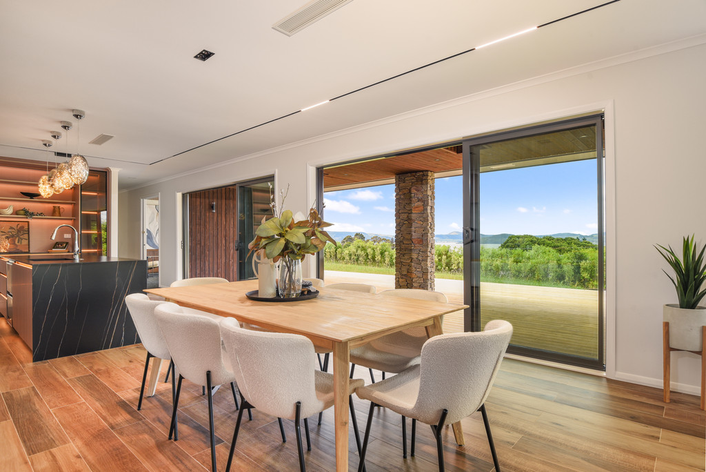 Effortless Luxury and Panoramic Lake Vistas