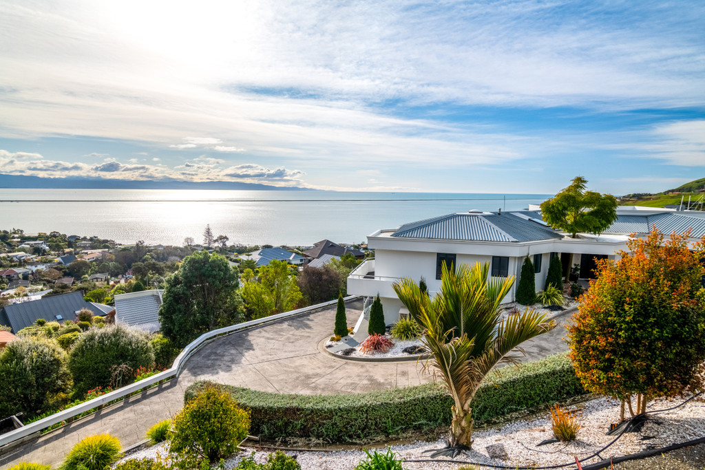 Coastal Luxury, Minutes from the City