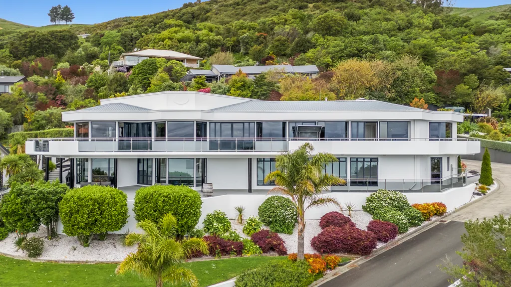 Coastal Luxury, Minutes from the City