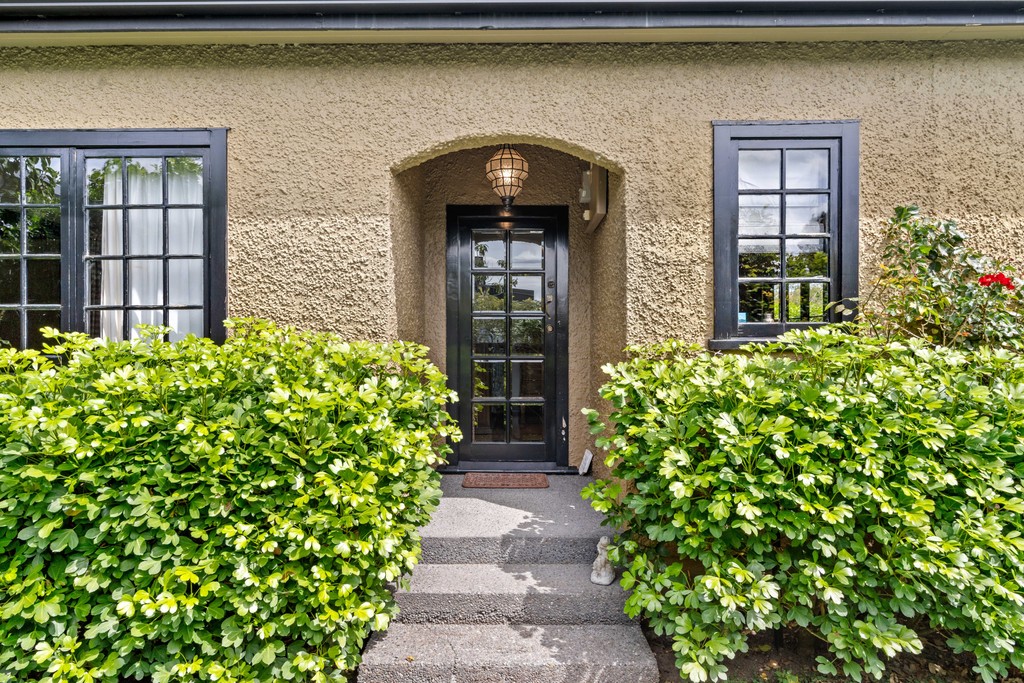 Charming Character Bungalow with Studio