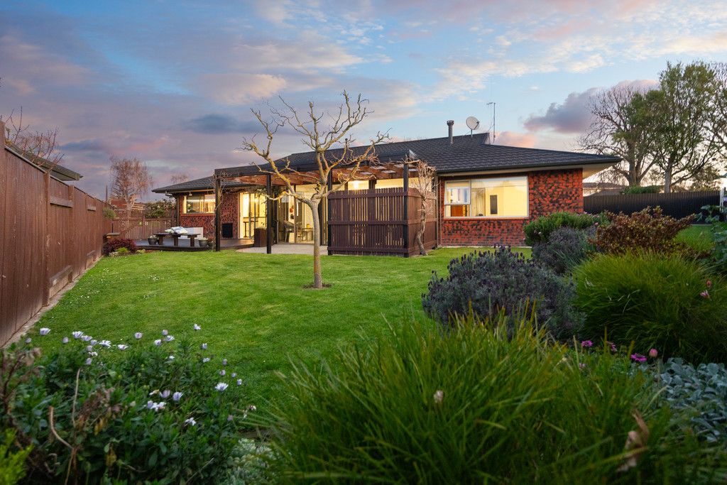 Double Glazed Brick Cul-de-Sac Home on the Reserve