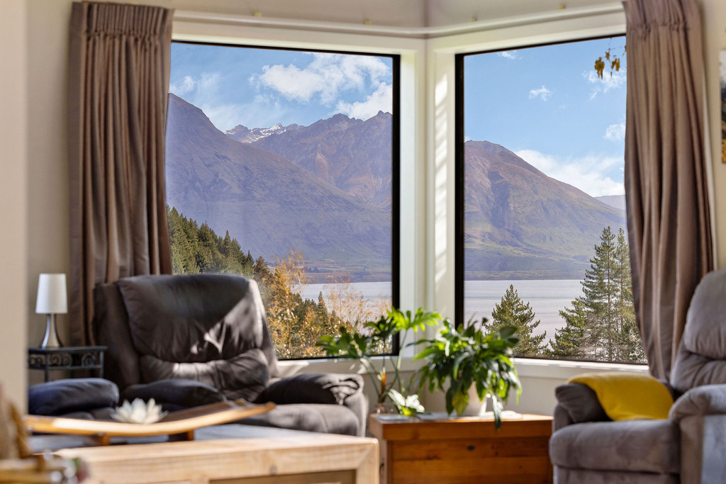 Paradise Found - Stunning Lake and Mountain Views