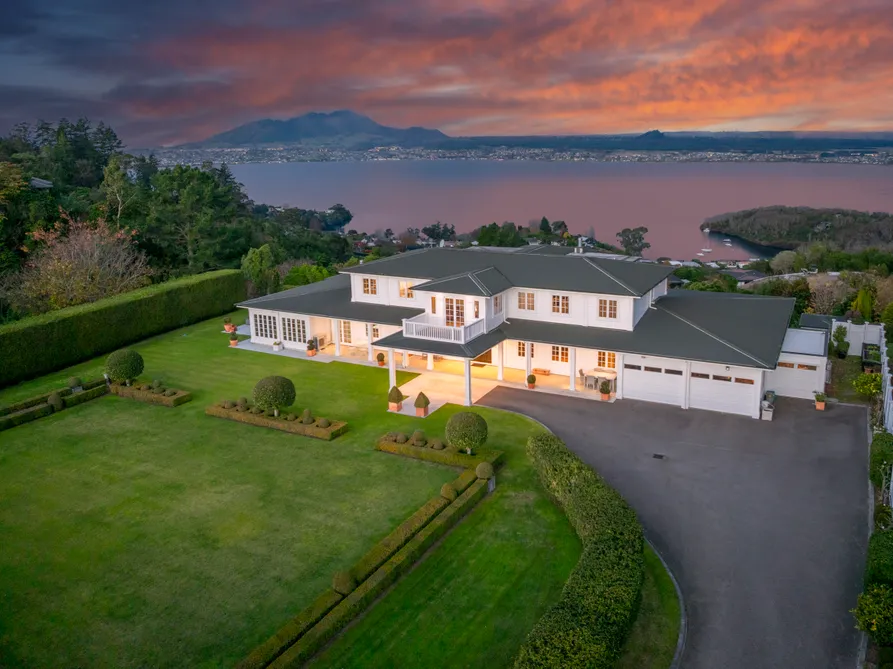 Iconic Acacia Bay Estate – Contemporary Luxury