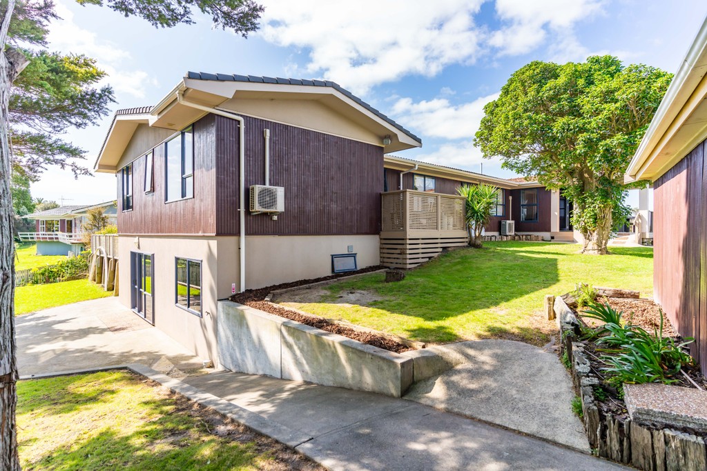 Expansive Six Bedroom Home with Versatile Options