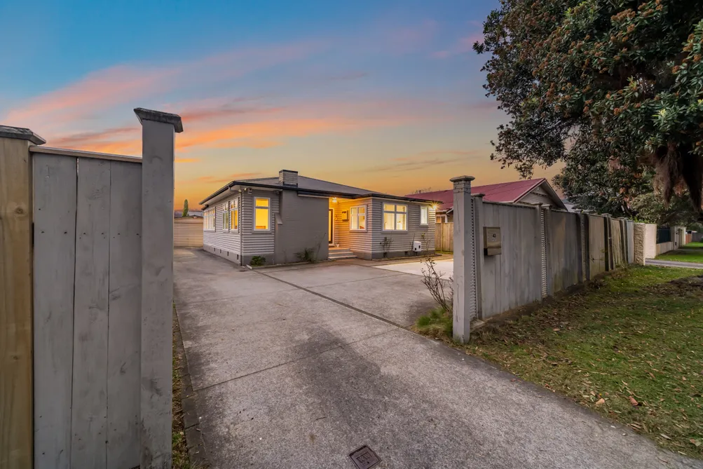 Double Glazed and Super Convenient Location