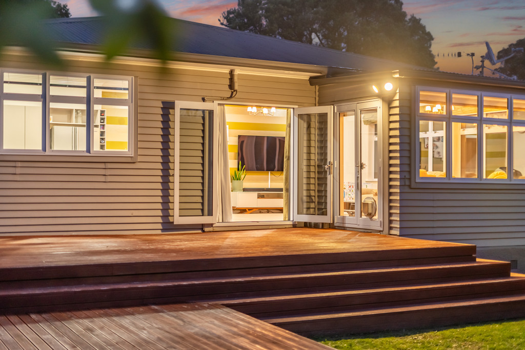 Double Glazed and Super Convenient Location