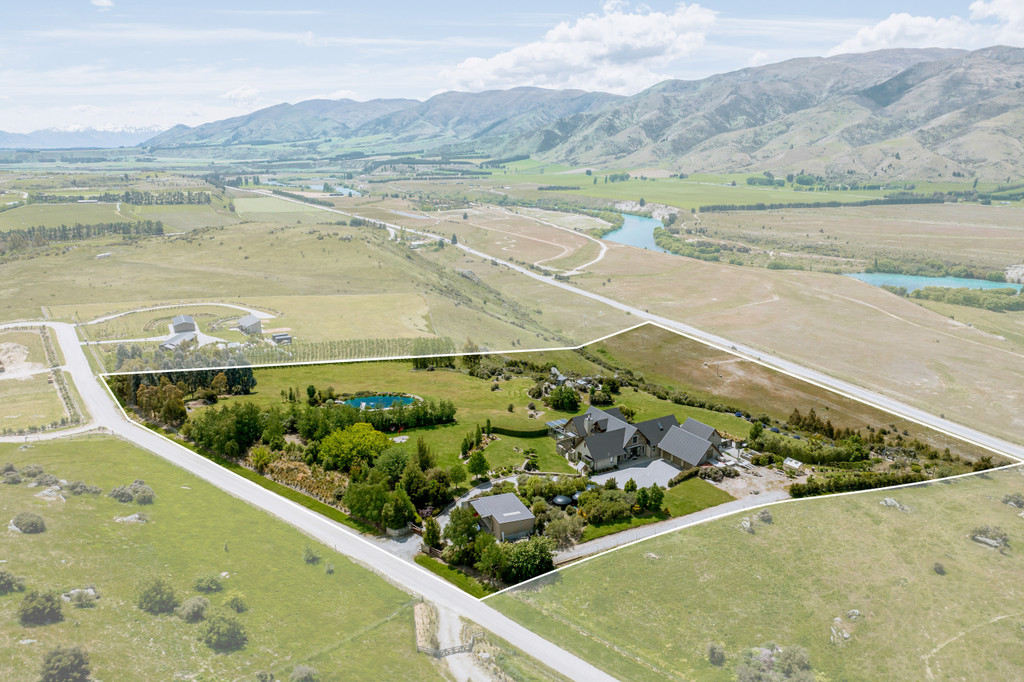  A Spectacular Setting, A Significant Home