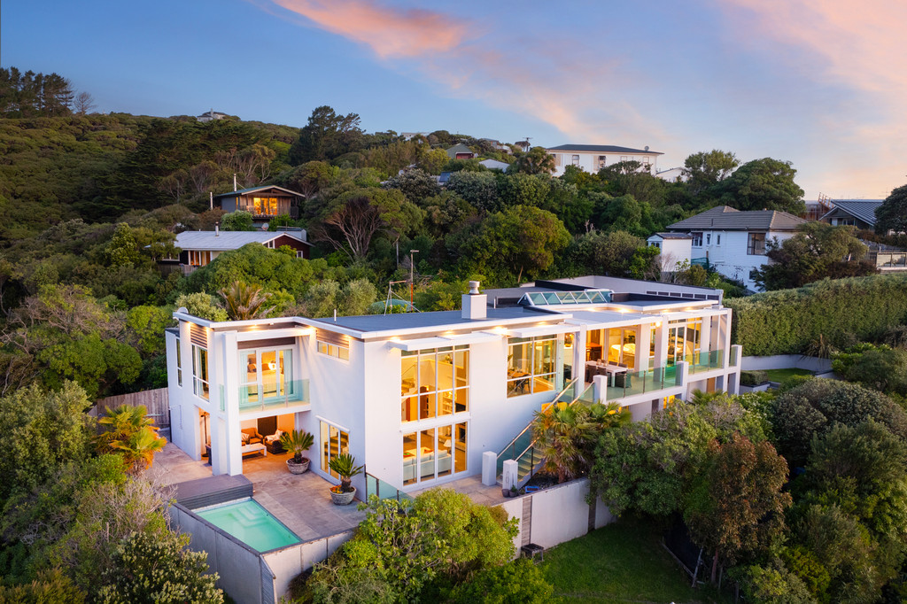 Luxury Living Overlooking the Ocean
