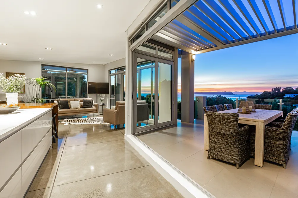 Luxury Living Overlooking the Ocean