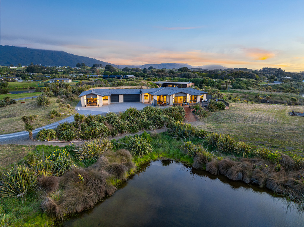 SECLUDED LAKE HOUSE-AMONGST THE DUNES