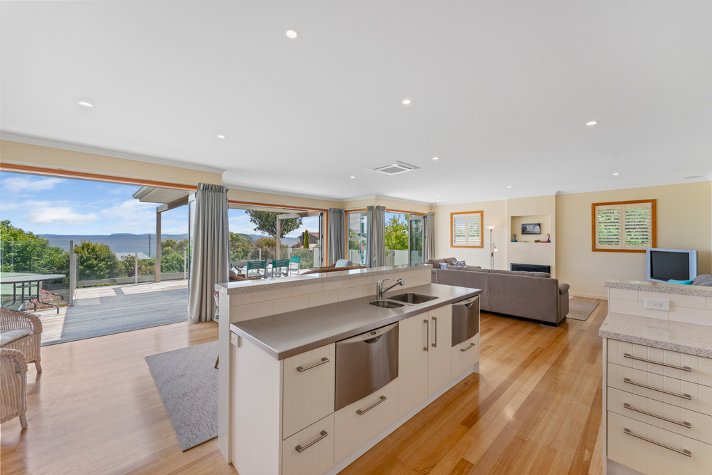 Sun-filled Lake Taupo Holiday Vibe Awaits