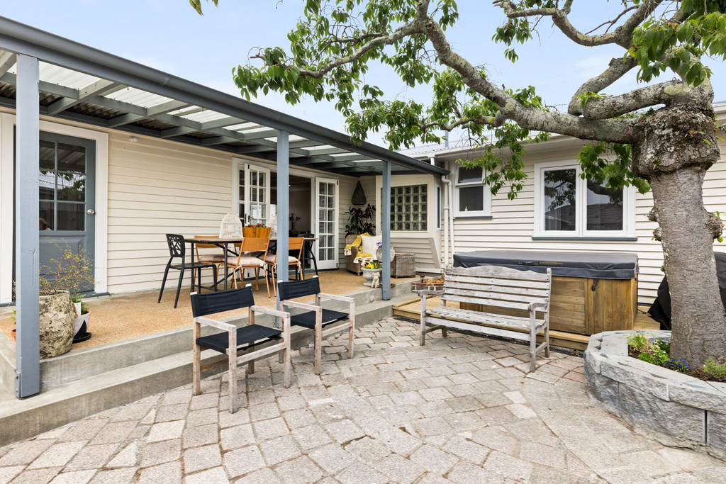 Now Priced - Classic Entertainer with Pool