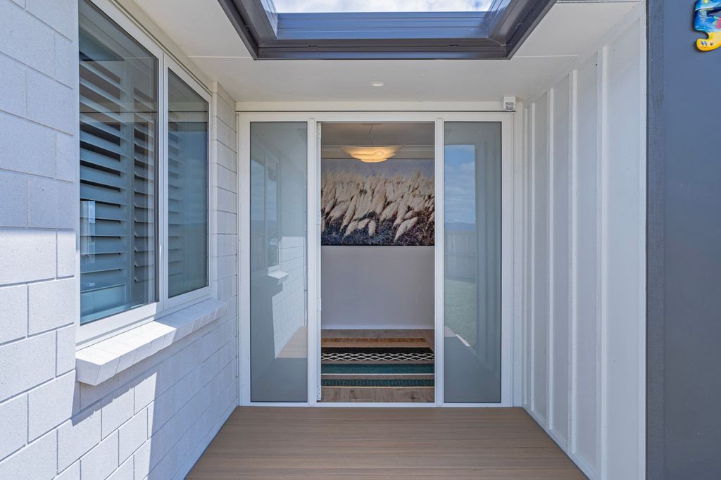 Modern Coastal Retreat with Space for Guests