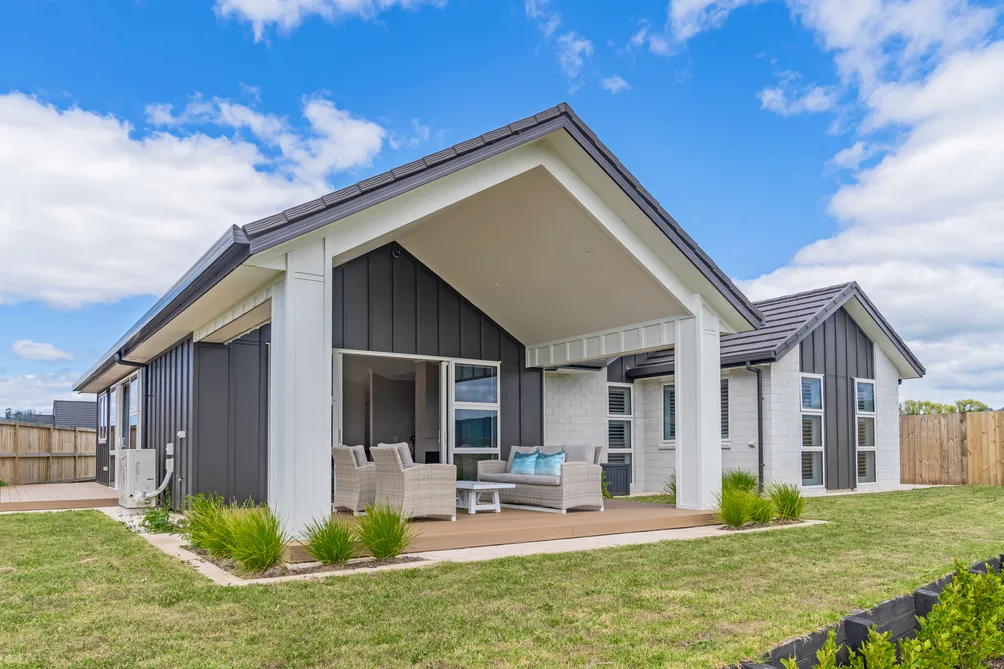 Modern Coastal Retreat with Space for Guests