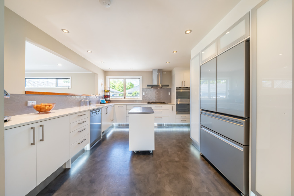 Fabulous Family Living Meets Modern Comfort!