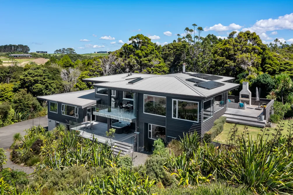 A Luxurious Coastal Retreat in Leigh