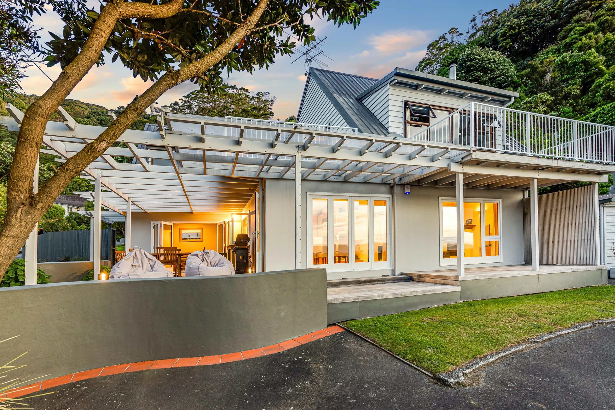 1/2 Gill Road, Lowry Bay, Lower Hutt City