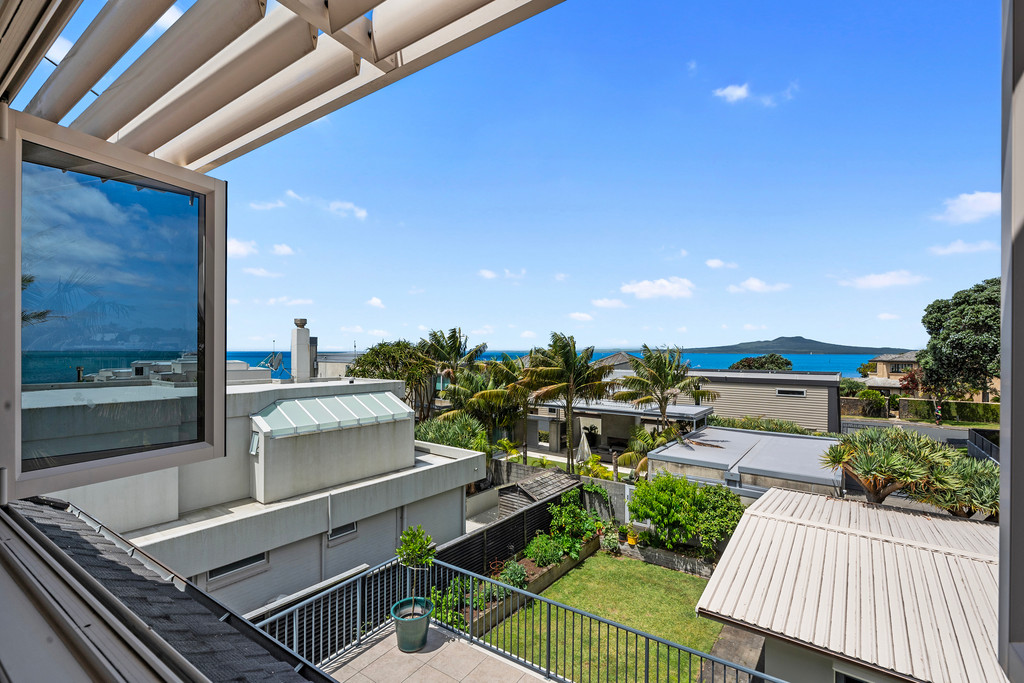 Beachside Elegance– Grand Family Living by the Sea