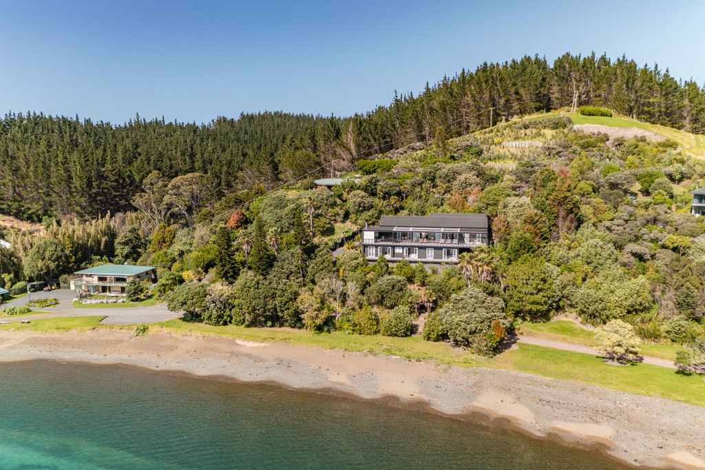 Spectacular Private Waterfront Retreat
