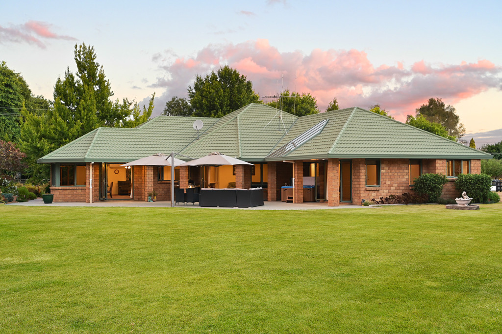 Capture the Charm, Love the Space, Live Location