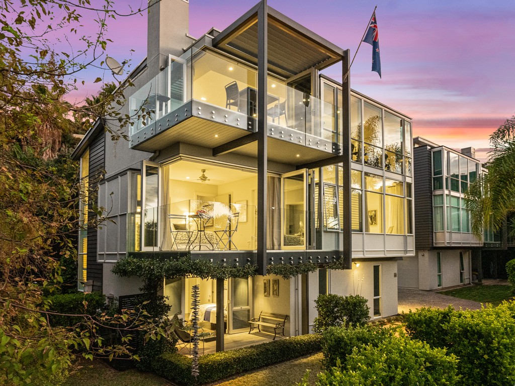Elevated Luxury - Meters from the beach