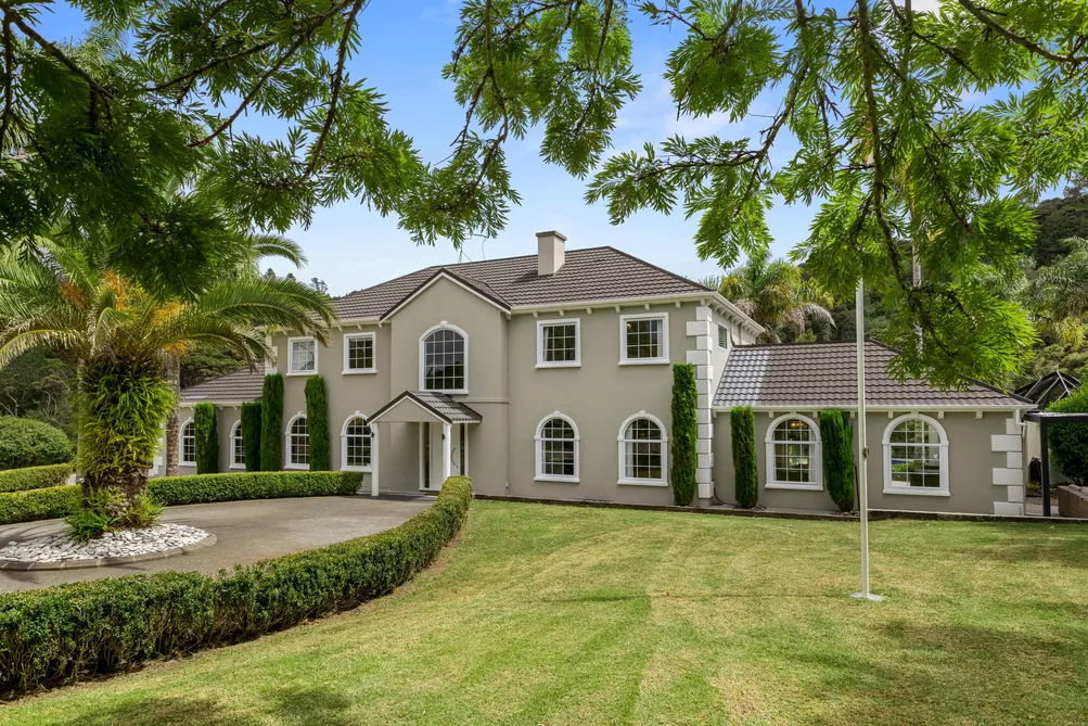 Grand Georgianesq Estate –Luxury, Space & Prestige