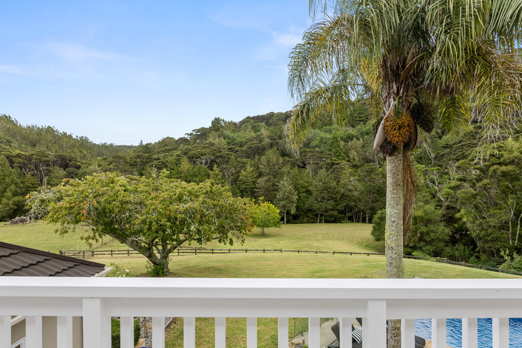 Classic Bridgeton Style Family Home in Paremoremo