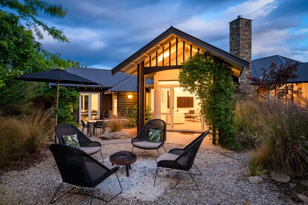 Emerald Oasis, a stones throw from Lake Wanaka