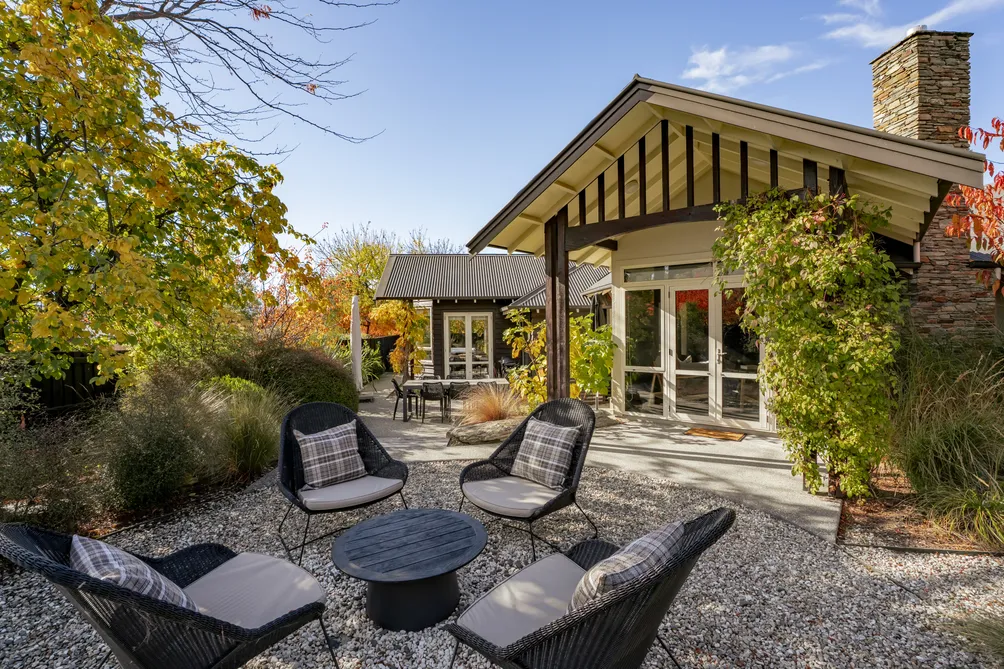 Emerald Oasis, a stones throw from Lake Wanaka