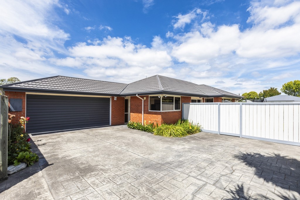 Must Sell as Vendors Move to Retirement Villa