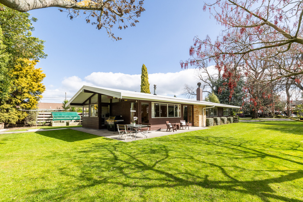 4 Bedrooms by the Oaks- a Must!