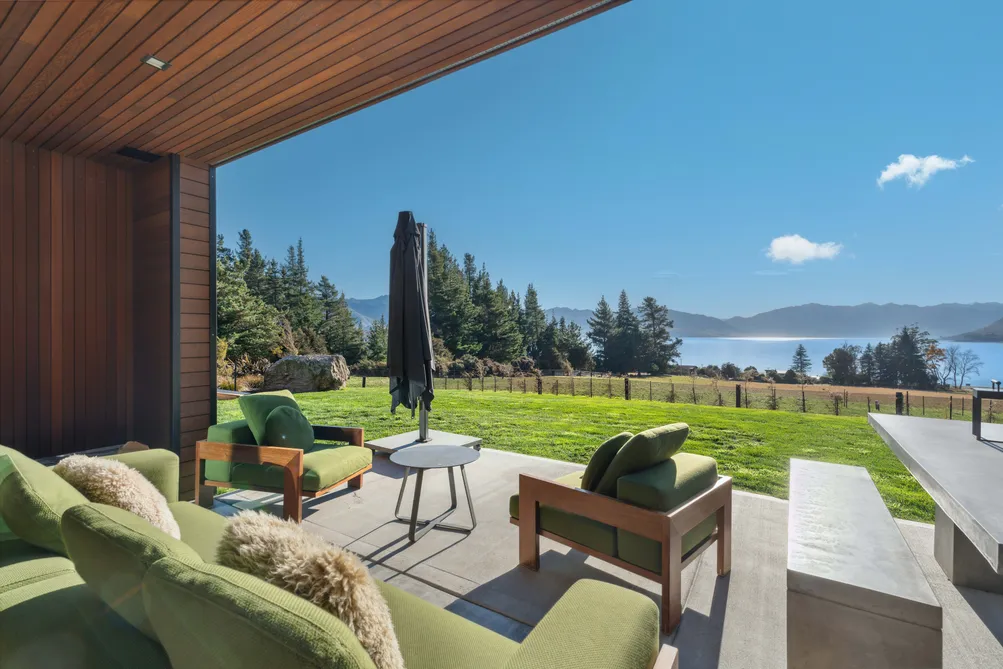 Spectacular Lake Views, Tranquil Retreat
