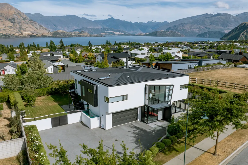 Elegant Contemporary Living with Iconic Lake Views
