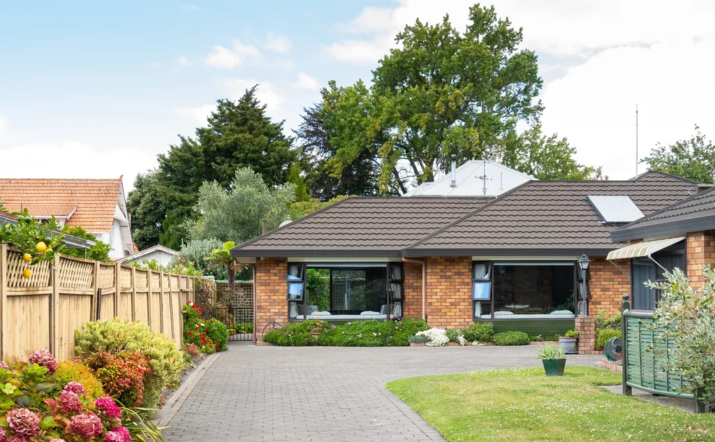 Immaculate Townhouse Opposite Cornwall Park