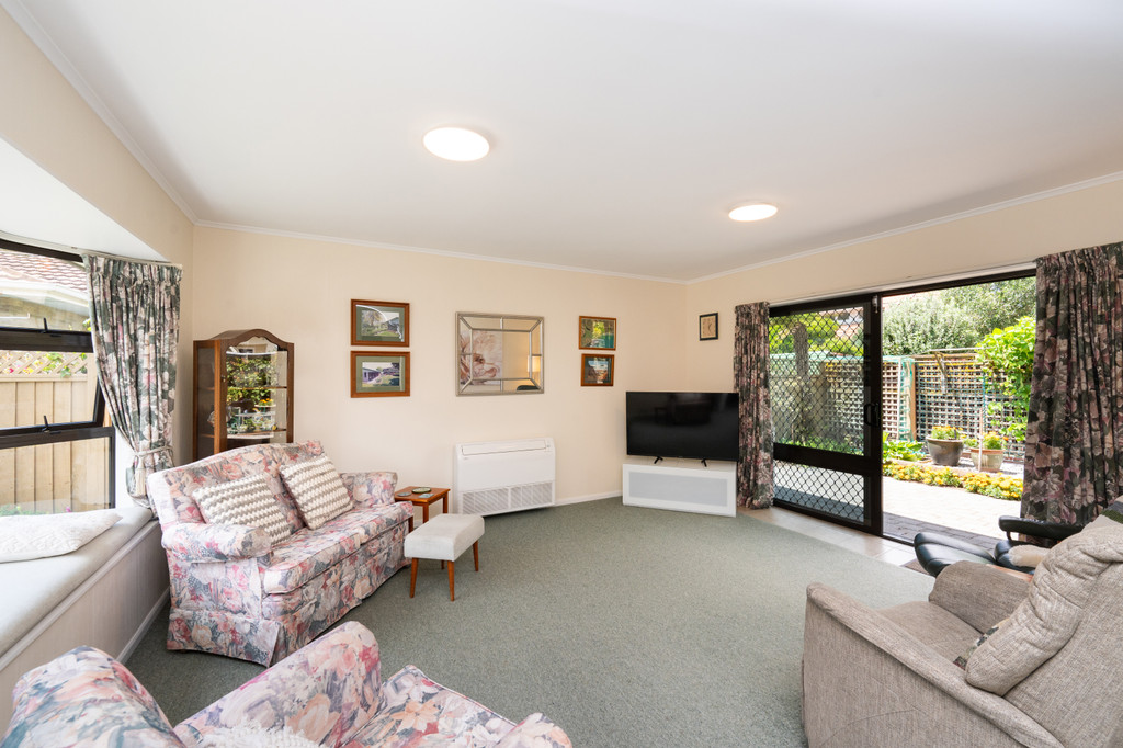 Immaculate Townhouse Opposite Cornwall Park