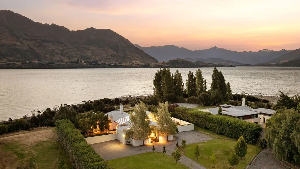 Lakefront Luxury in Wanaka