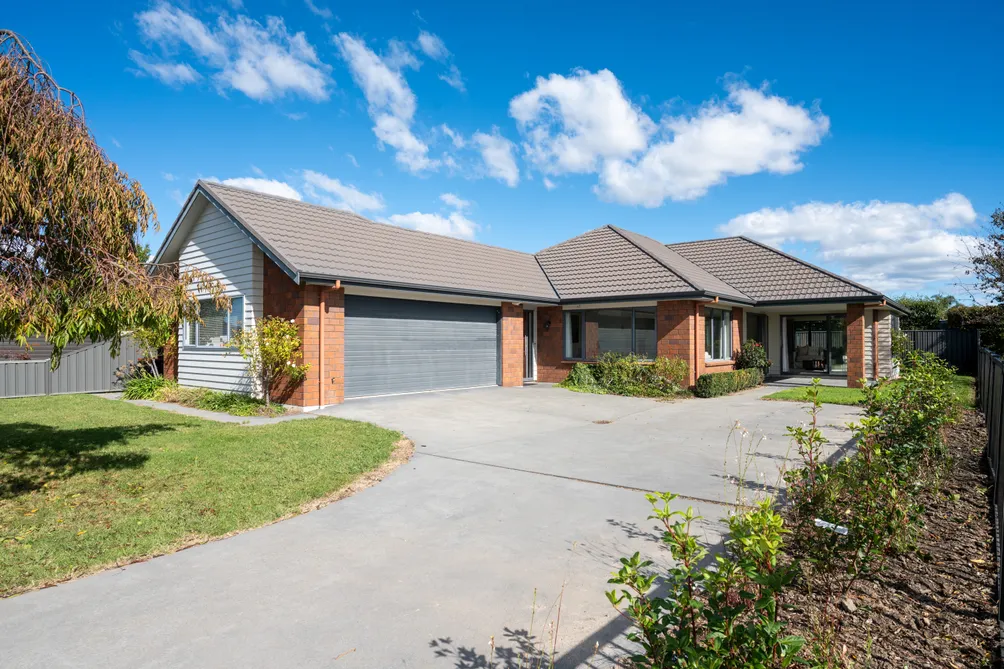 Premium Brick Living Backing onto Reserve