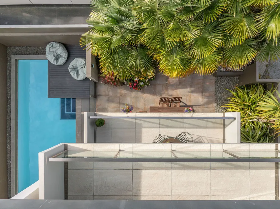 Grand Central, Pool & Triple Garage!